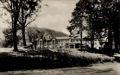 Ak Nuwara Eliya Sri Lanka, Grand Hotel, Ceylon, Landschaft mit Bäumen, Hotelgebäude