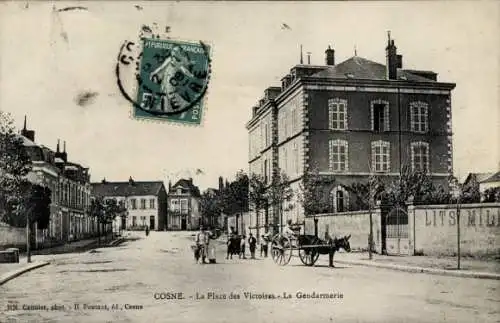 Ak Cosne Nièvre, Place des Victoires, Gendarmerie