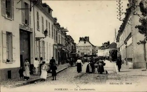 Ak Dormans Marne, Stadtansicht, Gendarmerie, Menschen, Kutschen, historische Atmosphäre