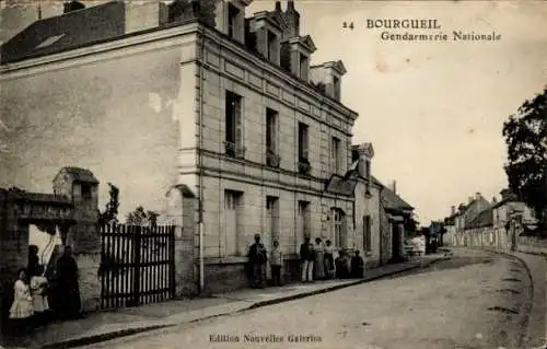 Ak Bourgueil Indre et Loire, Gendarmerie Nationale, historische Gebäude, kleine Gruppe Mensche...