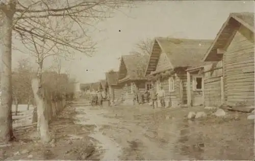 Foto Ak Dorf Wolotski, Deutsche Soldaten, Wohnhäuser