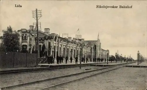 Ak Lida Weißrussland, Bahnhof, Bahngleise, verschiedene Personen, historische Architektur