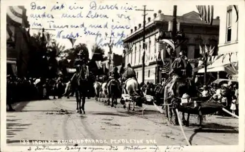 Ak Pendleton Oregon USA, Indians Round Up Parade, Pferde, Reiter, historische Aufmachung, 2 In...