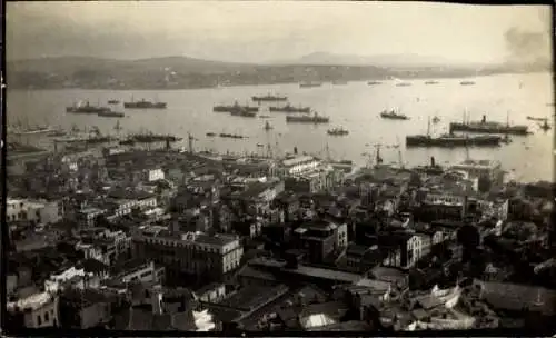 Ak Konstantinopel Istanbul Türkei, Blick über die Stadt, Hafen mit vielen Schiffen