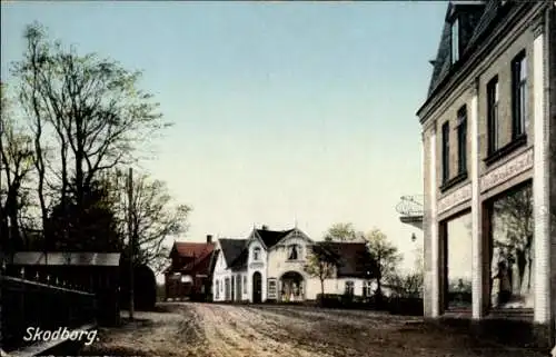 Ak Skodborg Schottburg Dänemark, Fachwerkhäuser, platten Straße, Bäume, blauem Himmel