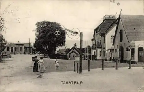 Ak Taastrup Dänemark, Szenen auf der Straße, Häuser, Straßenlaterne, Menschen