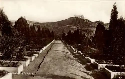 Ak Quingdao Tsingtau Kiautschou China, Ehrenfriedhof, baumreiche Allee, Berglandschaft im Hint...