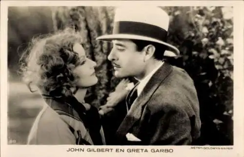 Ak Schauspielerin Greta Garbo und Schauspieler John Gilbert