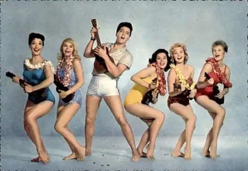 Ak Sänger und Schauspieler Elvis Presley, Frauen in Badeanzügen, Ukulele