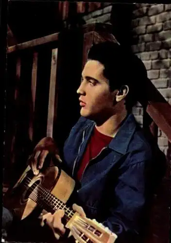 Ak Sänger und Schauspieler Elvis Presley, Portrait, Gitarre