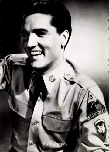 Ak Schauspieler und Sänger Elvis Presley, Portrait in Uniform, Jailhouse Rock