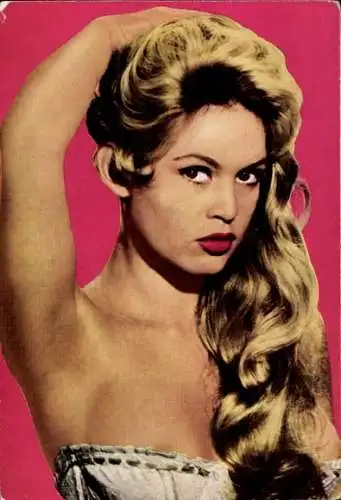 Ak Schauspielerin Brigitte Bardot, Portrait, Busen