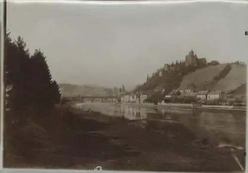 Original Foto Saarburg, Landkreis Trier-Saarburg, Rheinland-Pfalz, Partie an der Saar, Burg, um 1900