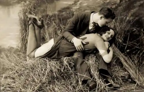 Foto Ak Liebespaar, Lächelnde Frau, Verehrer, Stroh