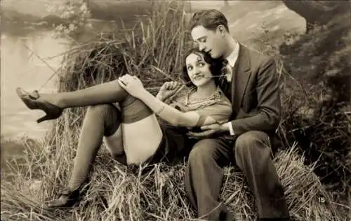 Foto Ak Liebespaar, Lächelnde Frau, Verehrer, Stroh