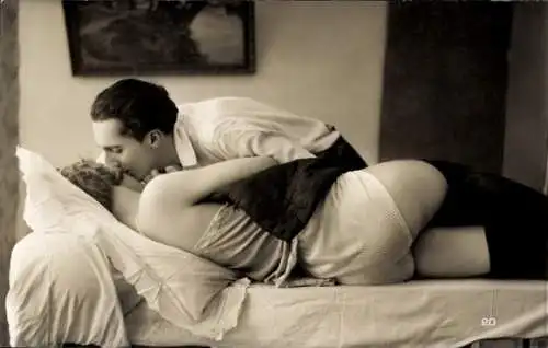 Foto Ak Liebespaar im Bett, Frau in Unterkleid, Kuss