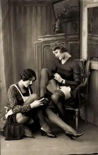 Foto Ak Zwei junge Frauen in Unterwäsche, Strümpfe