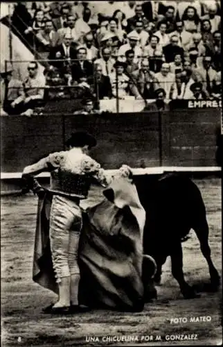Ak Stierkampf, Torero, Stier greift an, Zuschauer