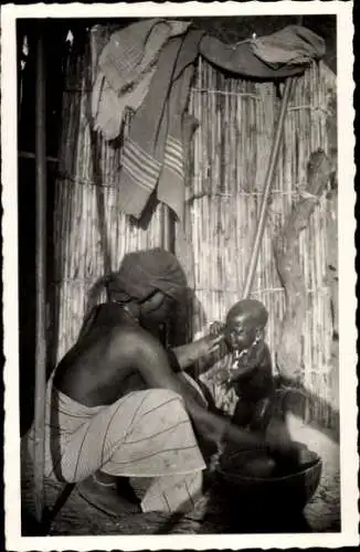 Ak Senegal, Mutter wäscht ihr Kind, Baby