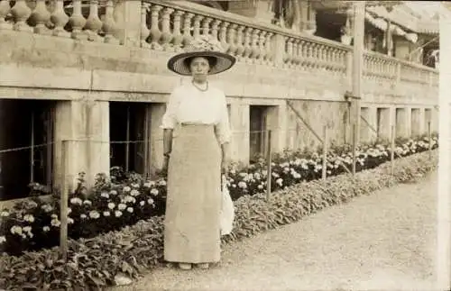 Foto Ak Porträt einer Frau, Hut, Blumen, Garten