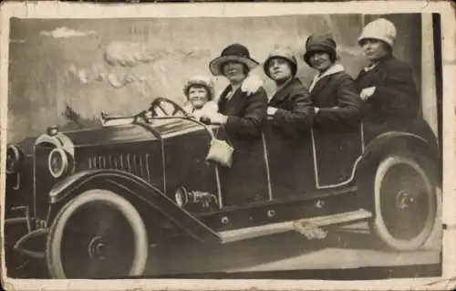 Foto Ak Frauen im Auto, Gruppenfoto