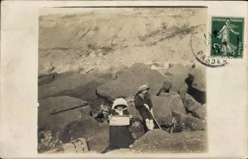Foto Ak Frau und Tochter beim Wandern, Felsen, Hügel
