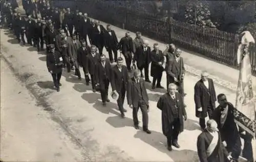 Foto Ak Fest, Prozession, Standarte, Gruppenfoto