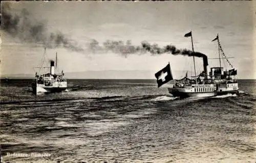 Ak Bodensee Salondampfer, Zwei Dampfschiffe auf dem  das zweite Schiff hat eine Schweizer Flagge.