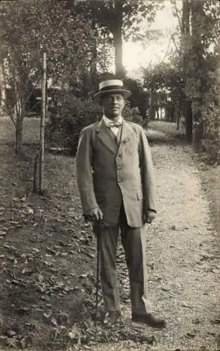 Foto Ak Nobler Mann in Anzug, Standporträt, Gehstock