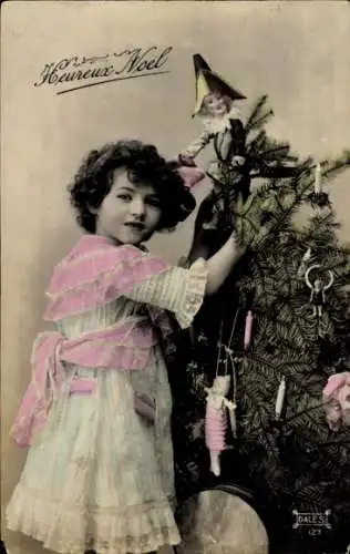 Ak Glückwunsch Weihnachten, Mädchen, Tannenbaum, Puppe