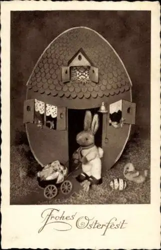 Ak Glückwunsch Ostern, Eierhaus, Osterhasenpuppe mit Puppenwagen, Osterei, Küken