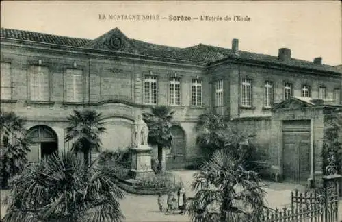 Ak Sorèze Tarn, Schulgebäude mit zwei Kindern davor