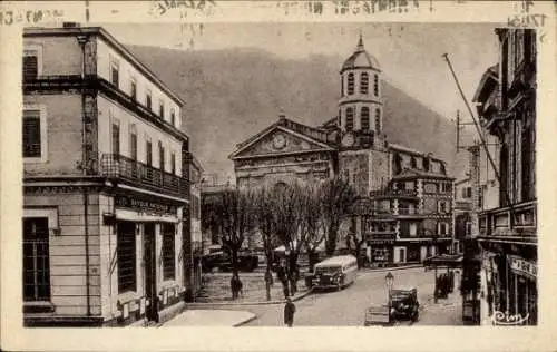 Ak Mazamet Tarn, Straßenszene mit Passanten, Bäumen und Gebäuden