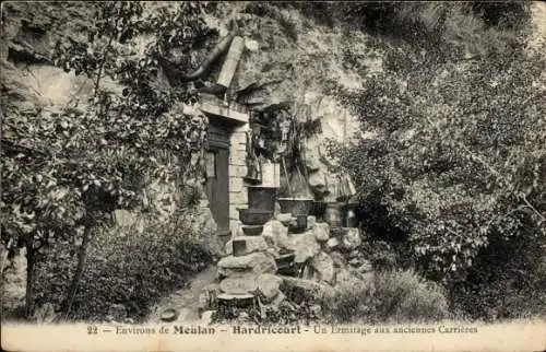 Ak Hardricourt Yvelines, Felswand mit Einsiedelei, davor ein kleiner Garten mit Bäumen und Büs...