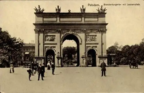 Ak Potsdam, Brandenburger Tor mit Louisenplatz, Personen