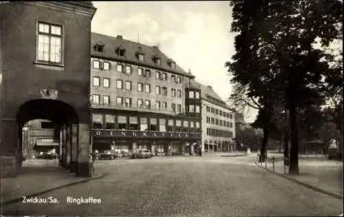 Ak Zwickau in Sachsen, Straßenszene mit Autos, Bäumen und einem großen Gebäude mit der Aufschr...