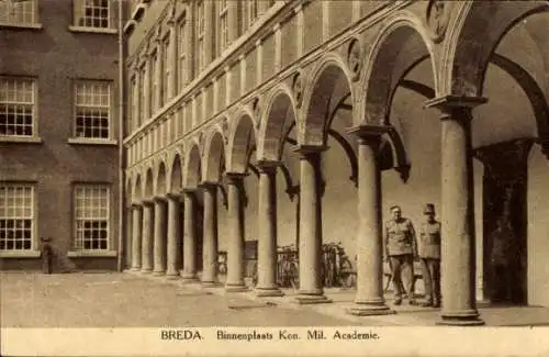 Ak Breda Nordbrabant Niederlande, Innenhof der Königlichen Militärakademie in Breda, zwei Sold...