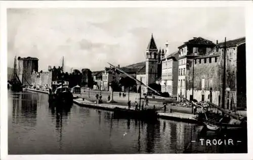 Ak Trogir Kroatien, Am Hafen, Schiffe