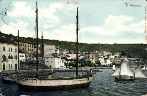 Ak Volosca Opatija Kroatien, Boote im Hafen, Häuser am Hang, Wald im Hintergrund, Himmel wolki...