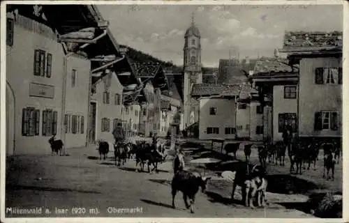 Ak Mittenwald in Oberbayern, Vereiner Alm, Mittenwald, Isar, Obermarkt, Straße mit Häusern, Ki...