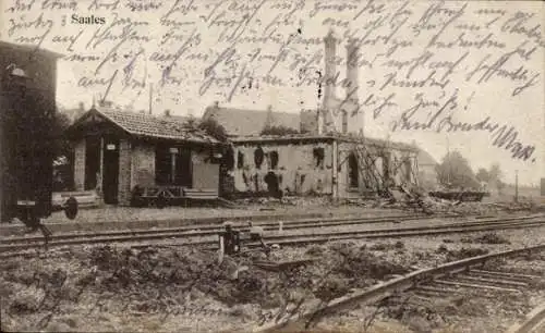 Ak Halle an der Saale, Bahnhof, Gleise, verlassene Gebäude, Bahnhofsgebäude