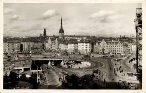 Ak Stockholm Schweden, Stadtansicht, Slussen, Gebäude, Wolken, Straßenbahnen, Menschen