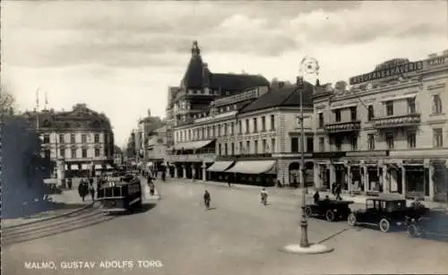 Ak Malmö Schweden, Gustav Adolfs Torg, Straßenansicht mit Straßenbahn, alte Autos