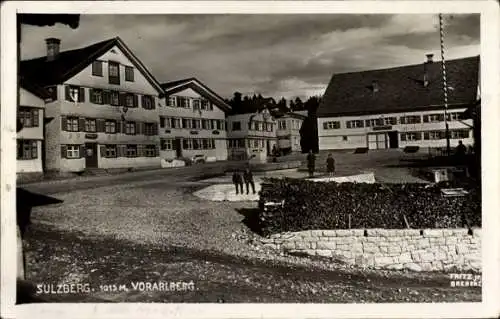 Ak Sulzberg im Oberallgäu, Vorderansicht von Gebäuden, Kiesplatz, Menschen in der Ferne