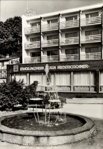 Ak Leutenberg in Thüringen, Erholungsheim Katja Niederkirchner, Brunnen, Hotel, Schwarz-Weiß-Foto