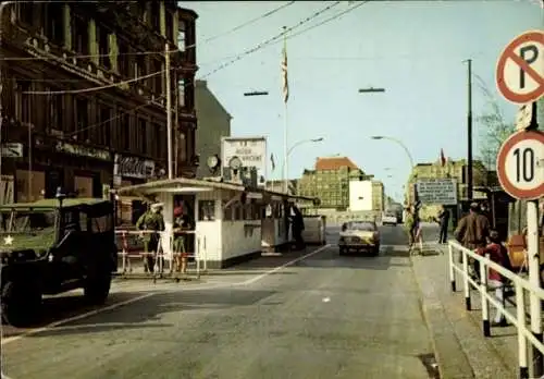 Ak Berlin,  Checkpoint, Ausländerübergang