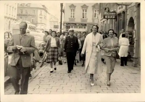 Foto Ak Bayreuth in Oberfranken, Passanten, Straße, Geschäfte