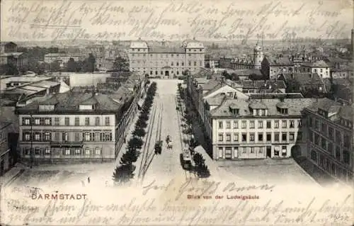 Ak Darmstadt in Hessen, Blick von der Ludwigsäule, historische Gebäude, Straße mit Bäumen, Men...