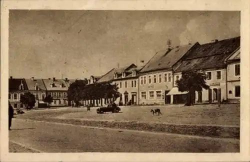 Ak Bochov Buchau Region Karlsbad, Stadtplatz in  Autos, Häuser, Bäume, Schwarz-Weiß-Foto