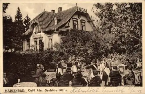 Ak Mariánské Lázně Marienbad Region Karlsbad, Café Alm, Vorderansicht des Cafés, Gäste im Frei...